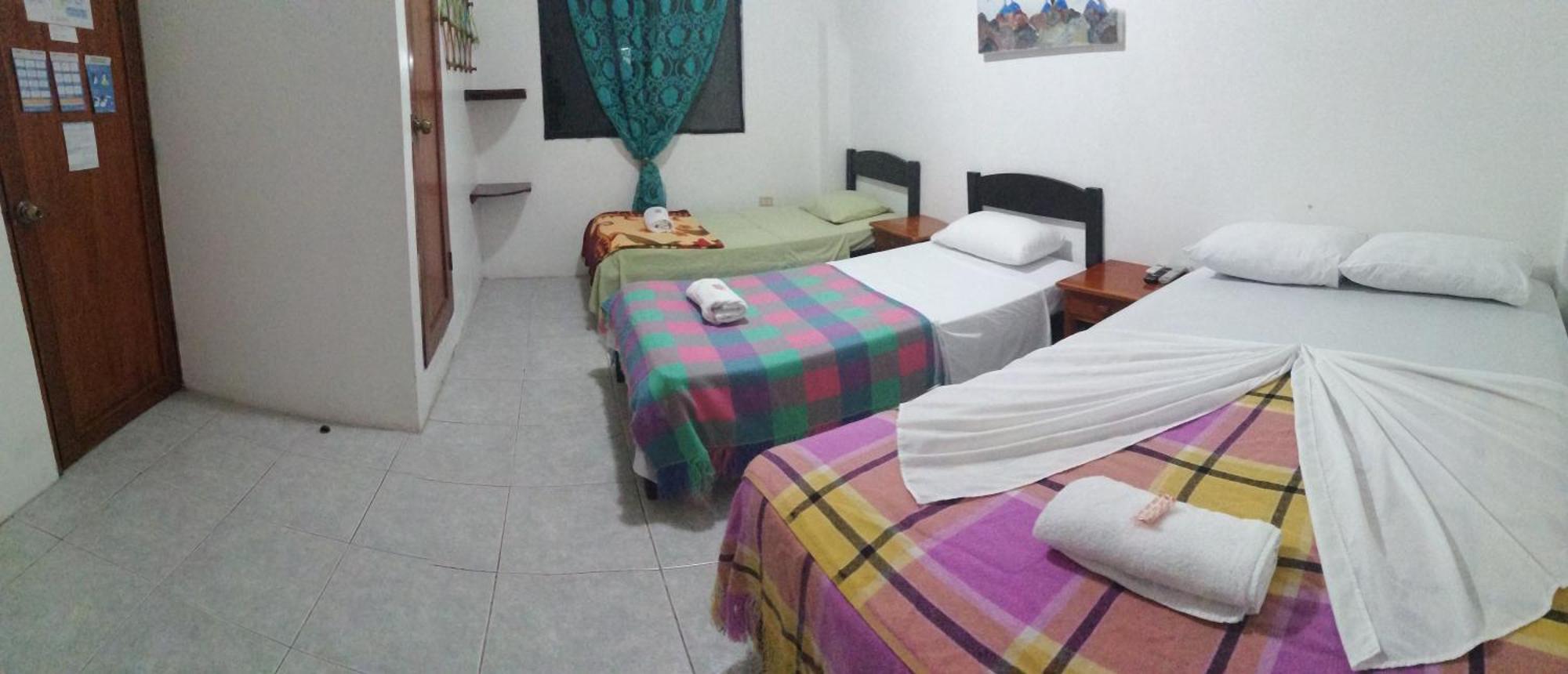 Hostal La Casa De Luis Puerto Baquerizo Moreno Exterior photo